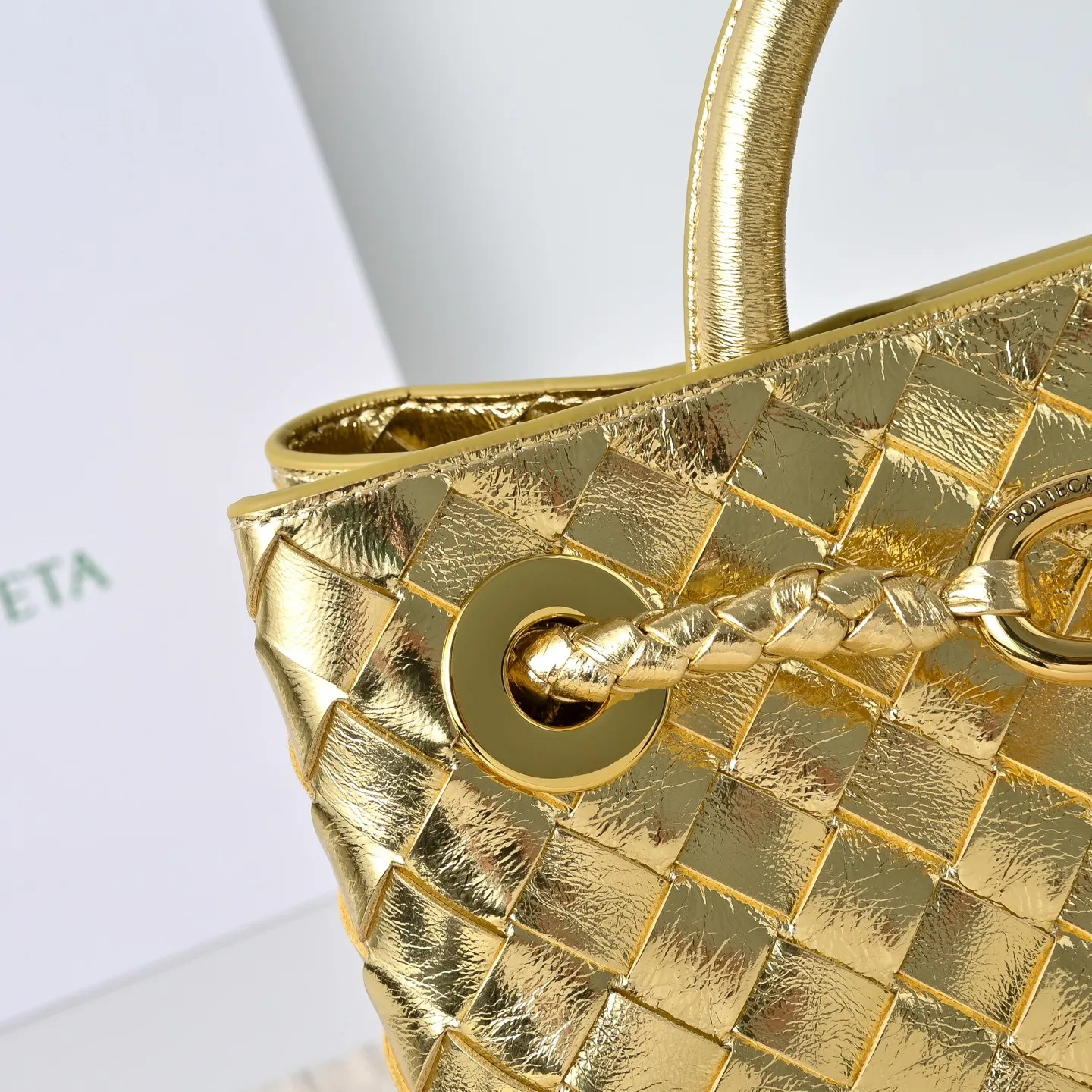 The 2023 new Andiamo batch of 1860 BV has been shipped‼ ️Really popular🔥The new Andiamo woven handbag launched by Bottega Veneta this season is really popular all over the world! ! Celebrities at home and abroad have worn it, and Oscar-winning actress Michelle Yeoh has taken it out on the street. Song Jia, Trai Yara, Yu Feihong, Sanji Ayaka, Rosie Hunting-Whiteley, Yoshioka Riho, etc. have all picked up this bag. It is classic and versatile, showing off its temperament, and the bag capacity is also large, which is very convenient for daily commuting! ! A variety of carrying methods, the shoulder straps can be adjusted by yourself, the original lambskin feels soft and delicate, and the unisex style breaks the gender boundaries and brings a more practical and longer-lasting use experience. Andiamo, which has both elegant and casual styles, perfectly interprets the true appearance of "fashionable old money style". Style number: 7463 Size: 25*22*10.5cm